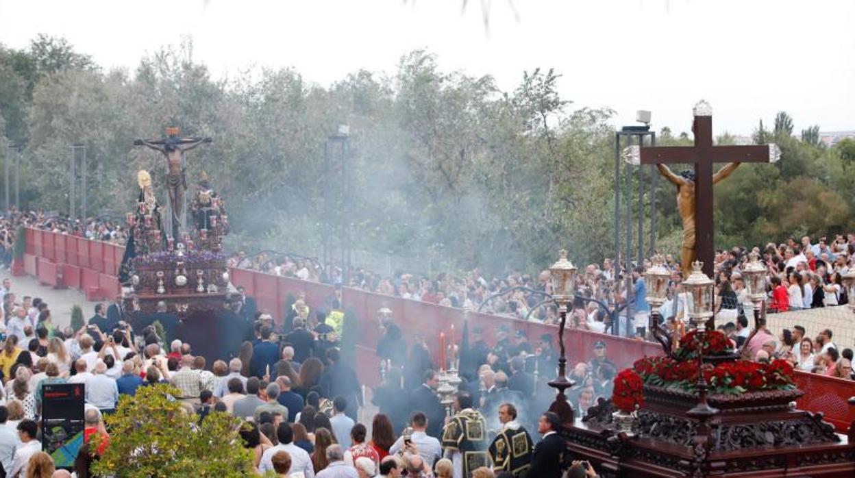 El Cristo de la Clemencia y las Penas de Santiago en la puerta del Puente