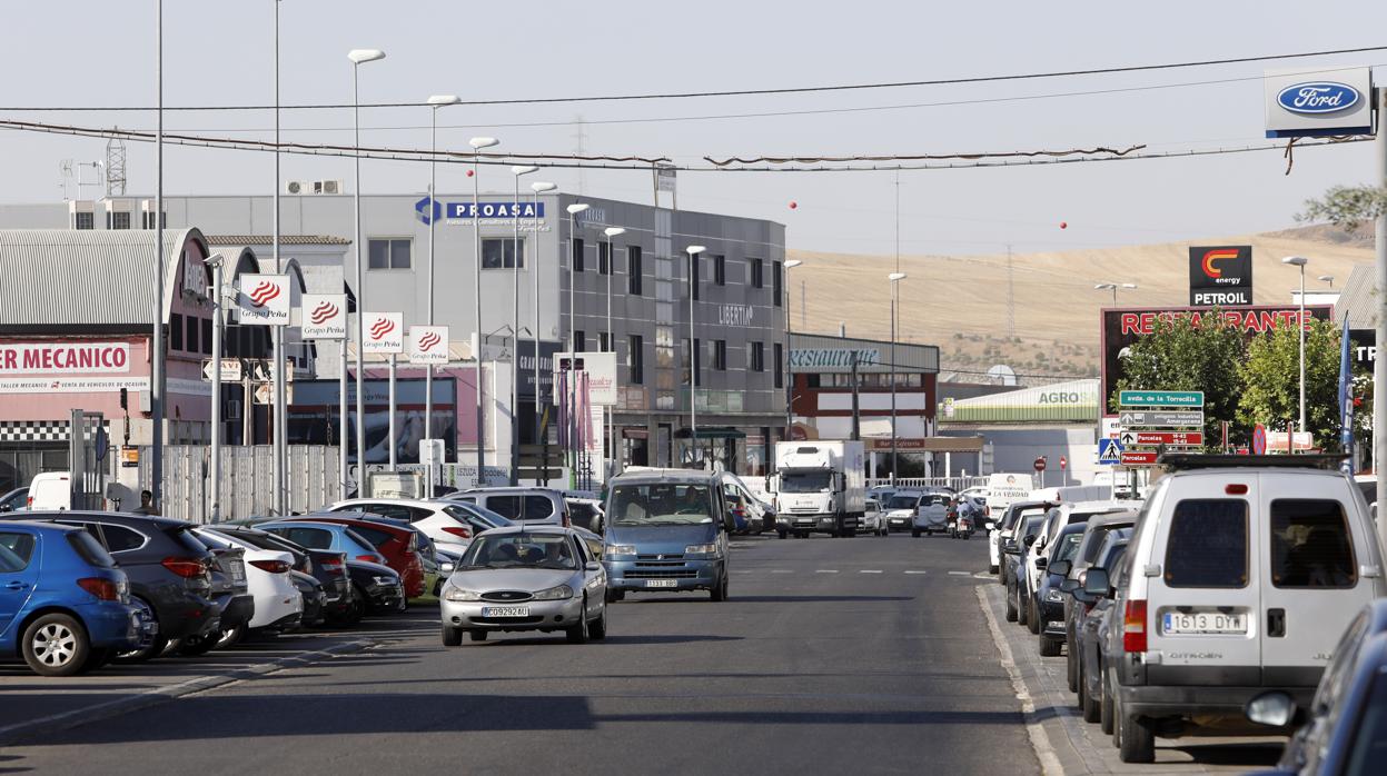 Vehículos circulando por el polígono industrial de la Torrecilla-Amargacena