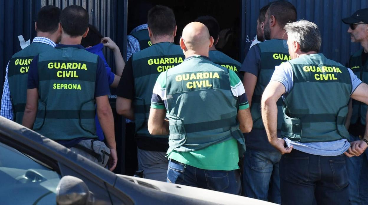 Momento en el que uno de los detenidos accedía al interior de la fábrica de Magrudis