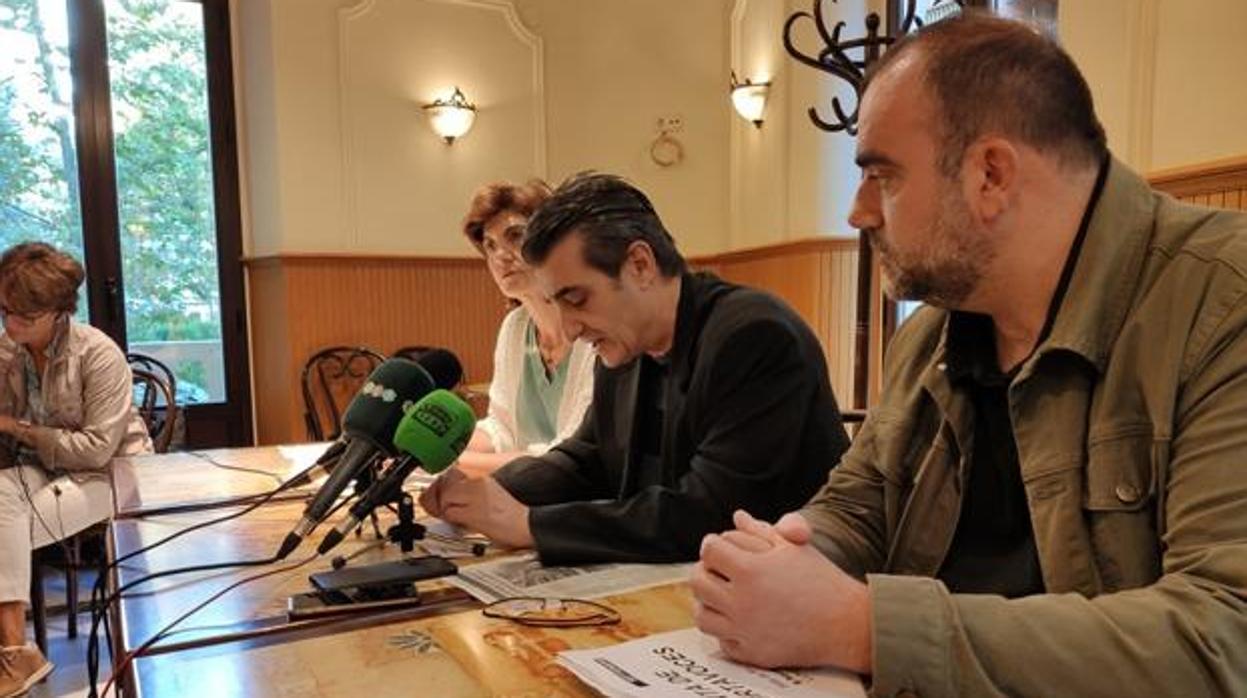Imagen de la rueda de prensa de Adelante Granada que tuvo lugar este lunes y tras la que Antonio Cambril (en el centro) reveló a un periodista sus conversaciones con Onofre Miralles, de Vox.