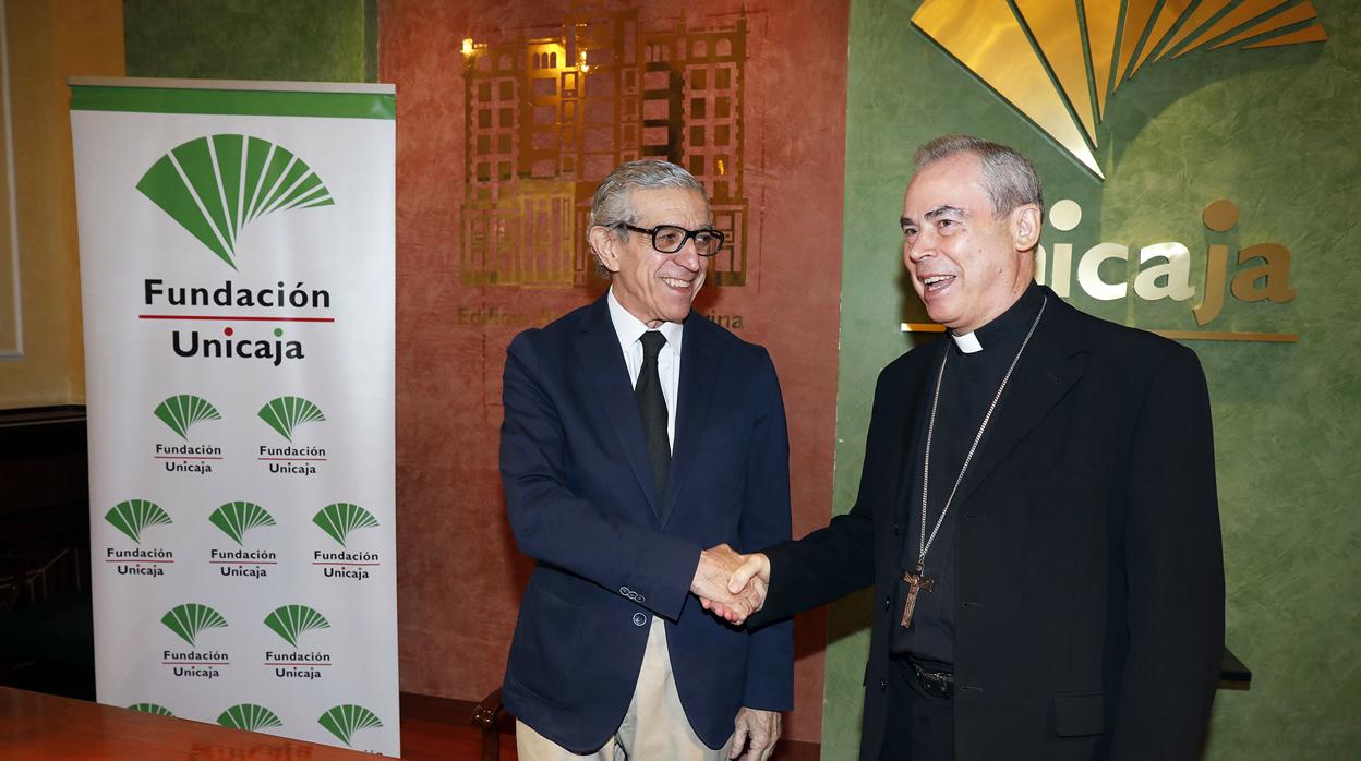 El presidente de la Fundación Unicaja, Braulio Medel, y el obispo de Málaga, Jesús Catalá, tras la firma del convenio