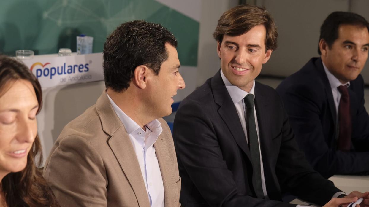 El presidente de la Junta, Juan Manuel Moreno, junto al vicesecretario de Comunicación del PP, Pablo Montesinos