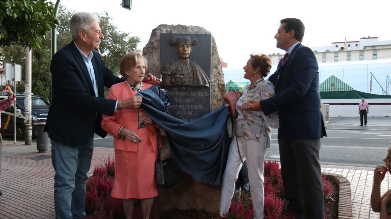 El alcalde con las nietas del torero y el presidente de la asociación vecinal Torre de la Malmuerta, junto al monolito