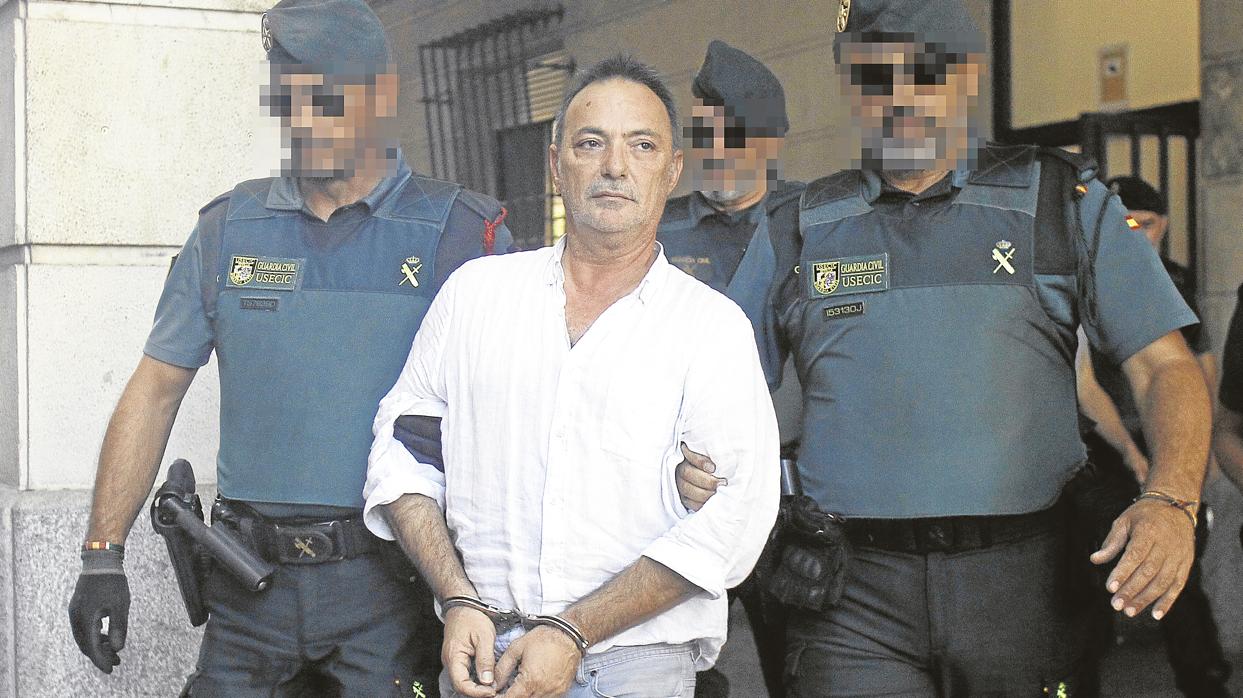 José Antonio Marín, esposado, en los juzgados de Sevilla
