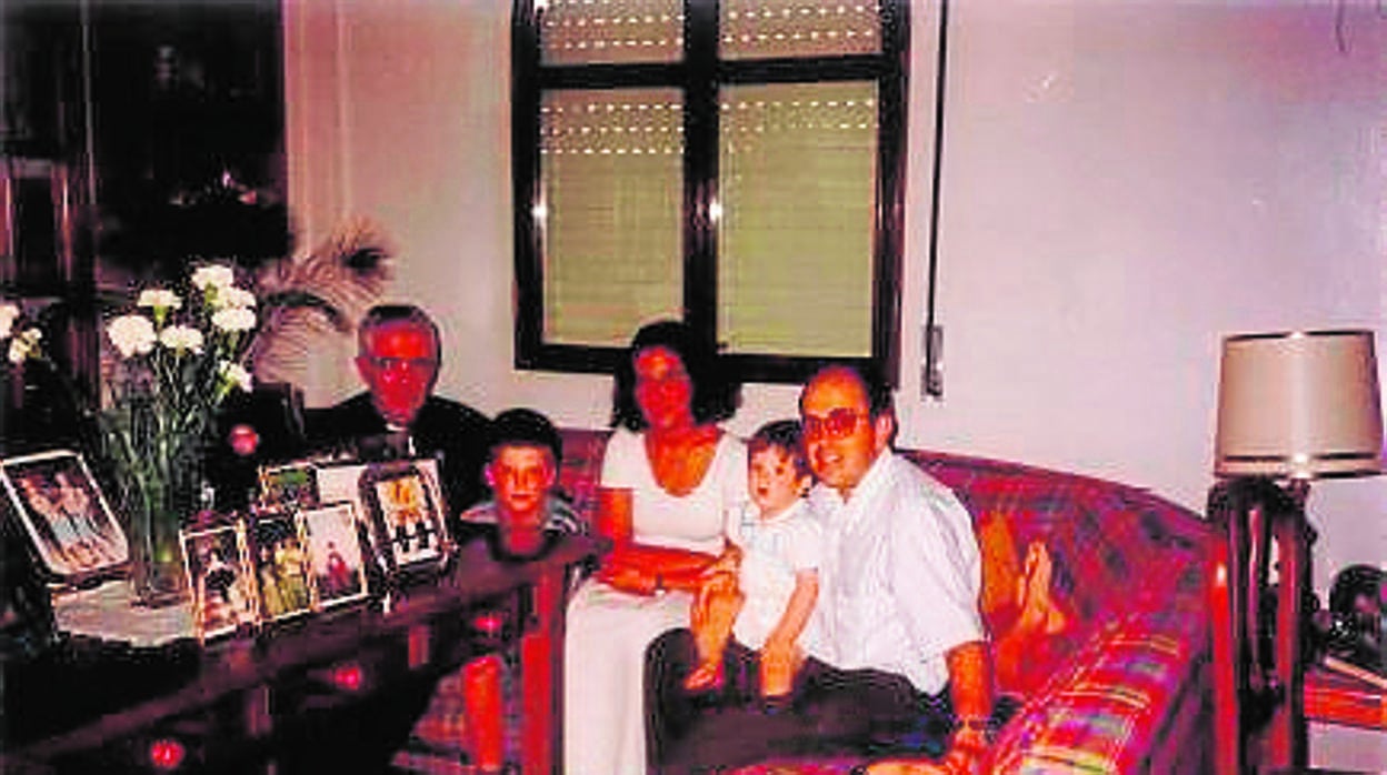 Ignacio, junto al sacerdote Don Juan y la familia de este