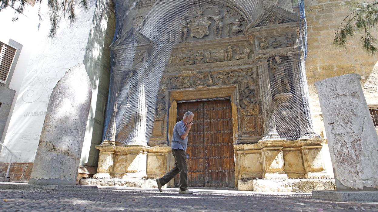 Un hombre pasa frente al Museo Arqueológico de Córdoba