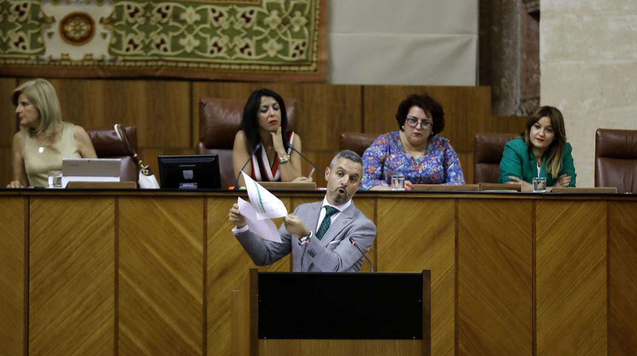 El consejero de Hacienda, Juan Bravo, en el Parlamento andaluz