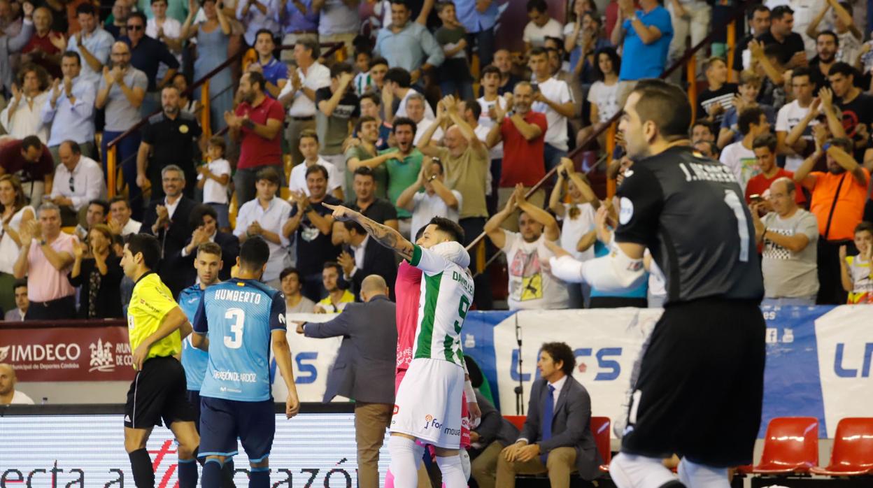 David Leal es abrazado por Cristian tras su gol