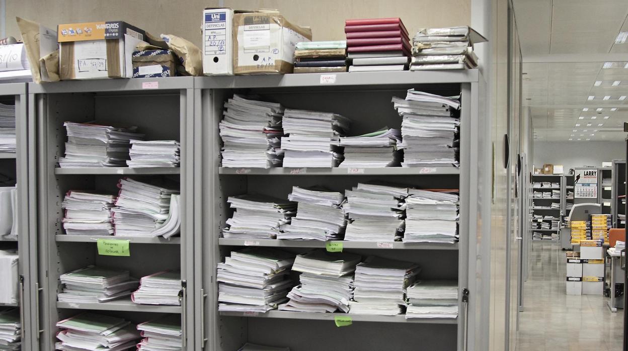 Expedientes acumulados en un tribunal