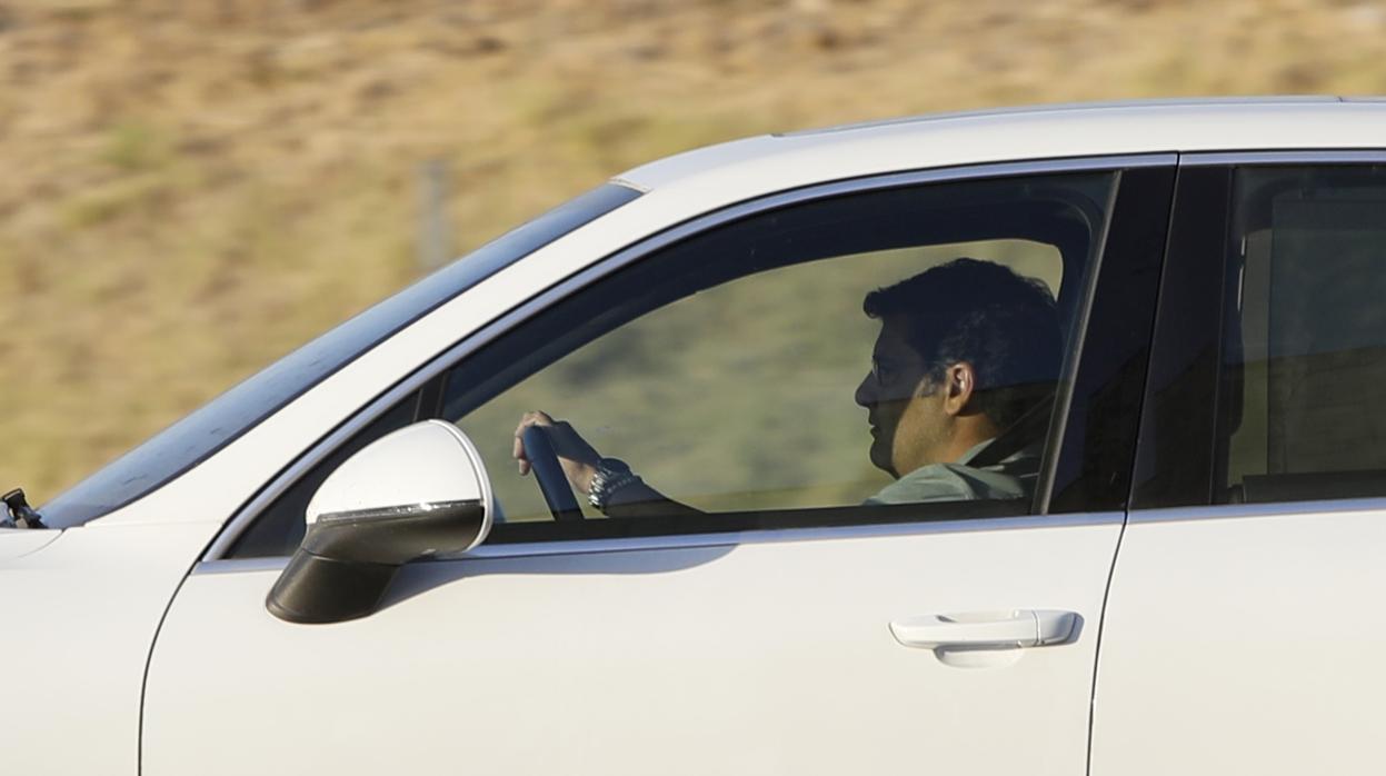 El presidente del Córdoba, Jesús León, se marcha en un coche de alta gama en el último consejo