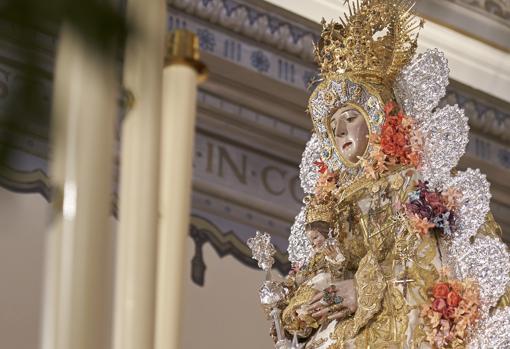 La Patrona de Almonte luce las ráfagas de punta de martillo plateadas y el rostrillo regalado por Muñoz y Pabón