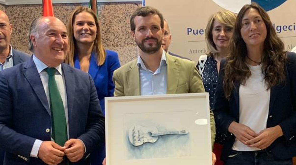 Pablo Casado, junto a miembros del PP, en su visita a Algeciras