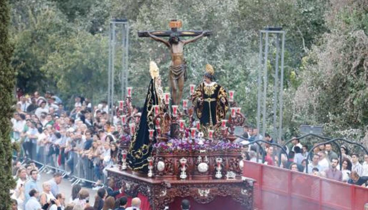 El paso de las Penas de Santiago acercándose a la Santa Iglesia Catedral