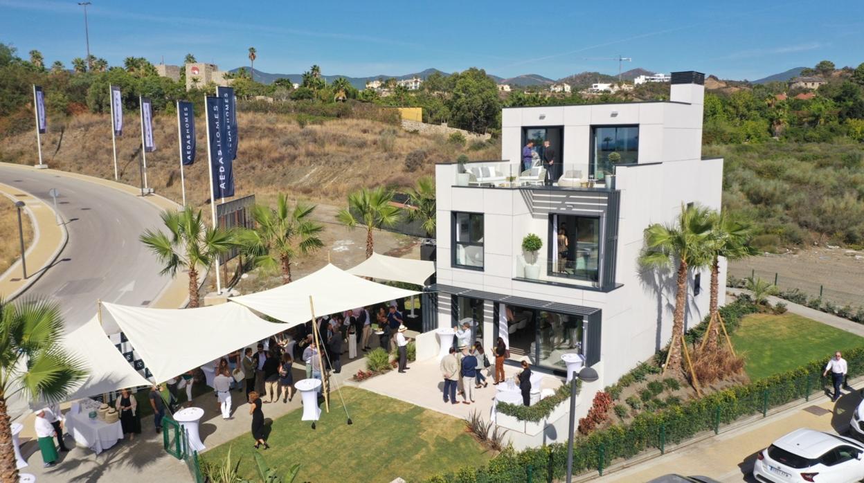La casa piloto colocada en Estepona en lo que será un próximo residencial