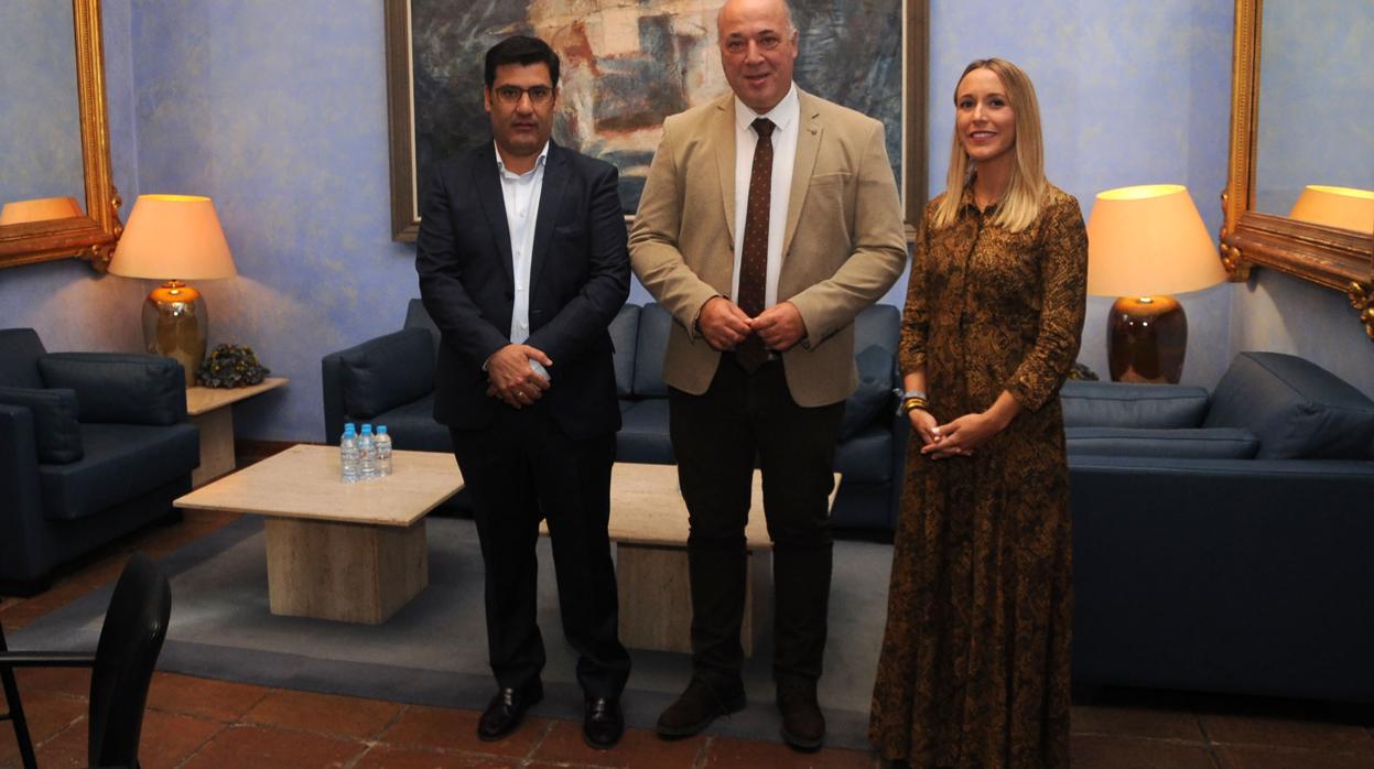 El presidente del Córdoba, Jesús León, junto al presidente de Diputación, Antonio Ruiz, y la delegada