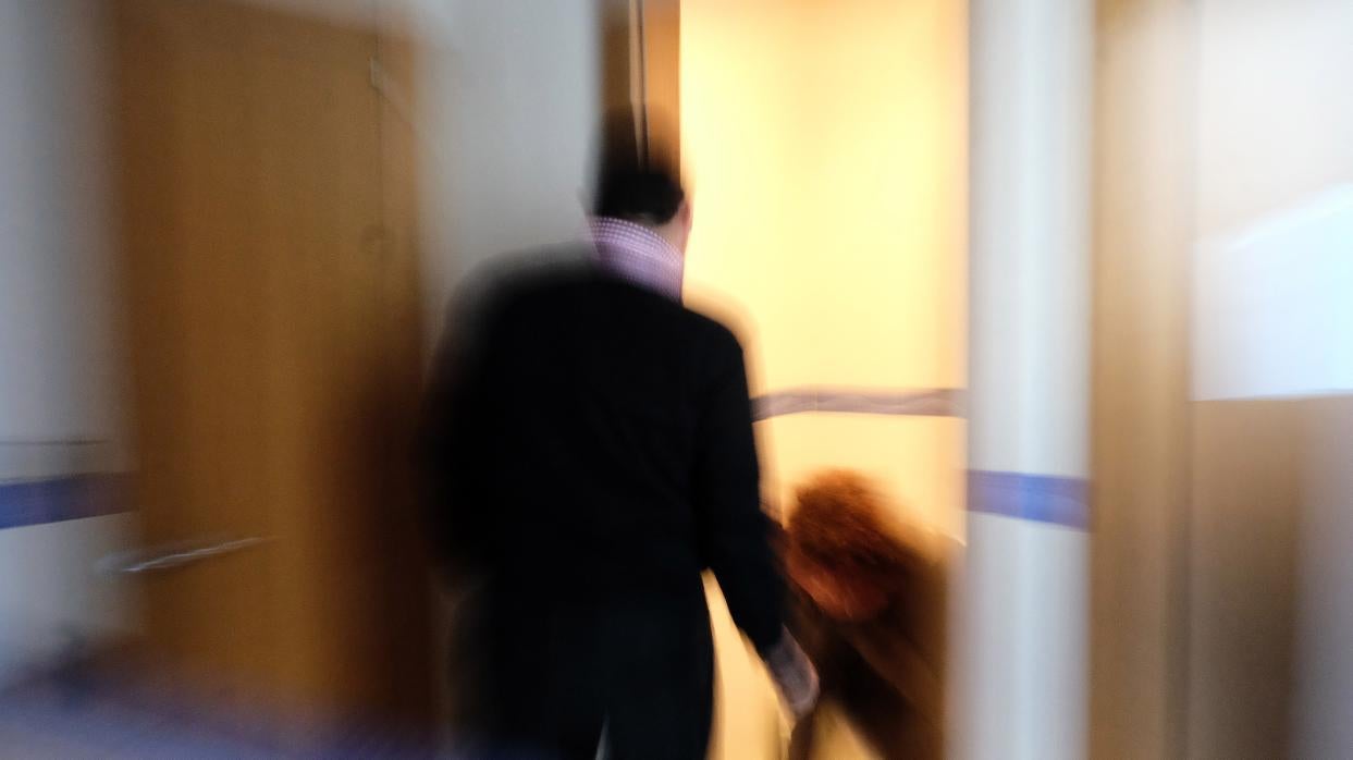 Imagen de archivo de un hombre maltratando a una mujer