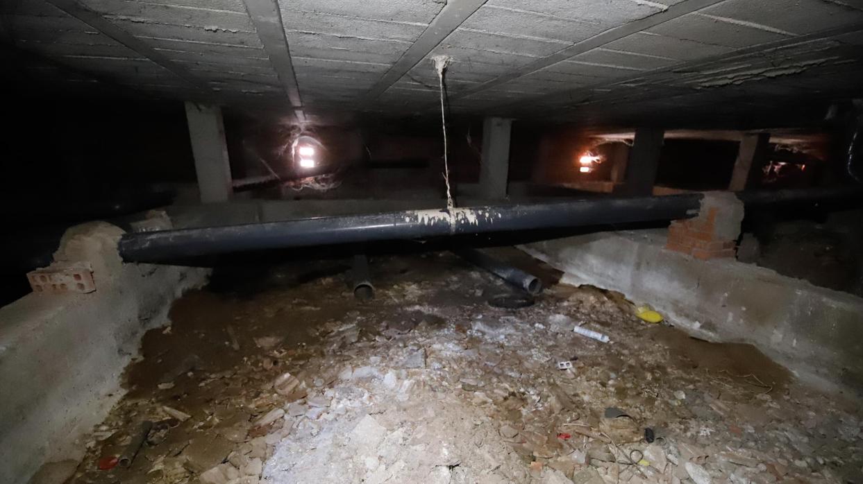 Interior de un semisótano en Las Moreras, con una balsa de aguas negras