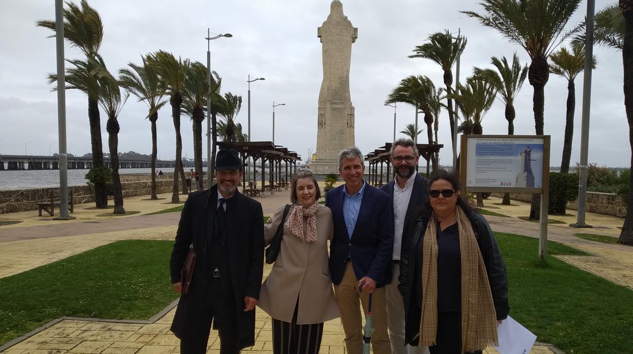 Fiona Donovan con miembros de la Asociación Huelva-Nueva York junto al monumento a Colón