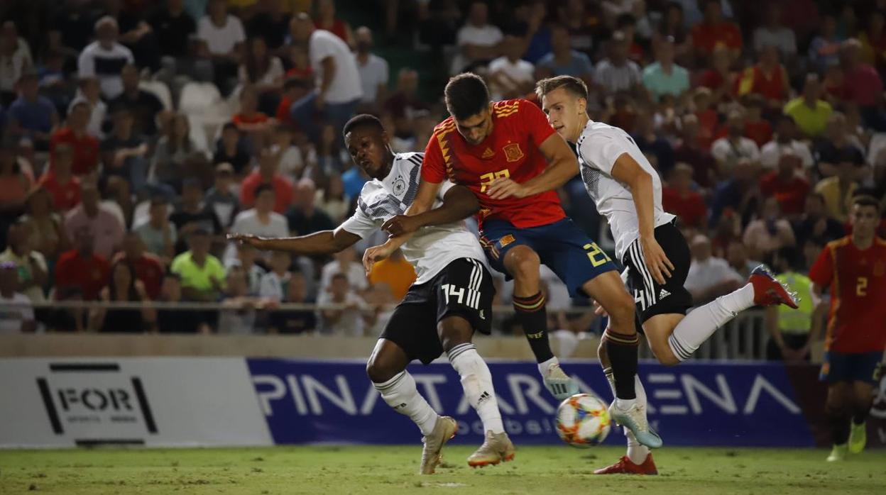 Ferrán Torres, ante Baku en una acción del España-Alemania sub 21 en Córdoba