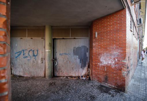 Garaje con la cerradura forzada en un patio Las Moreras