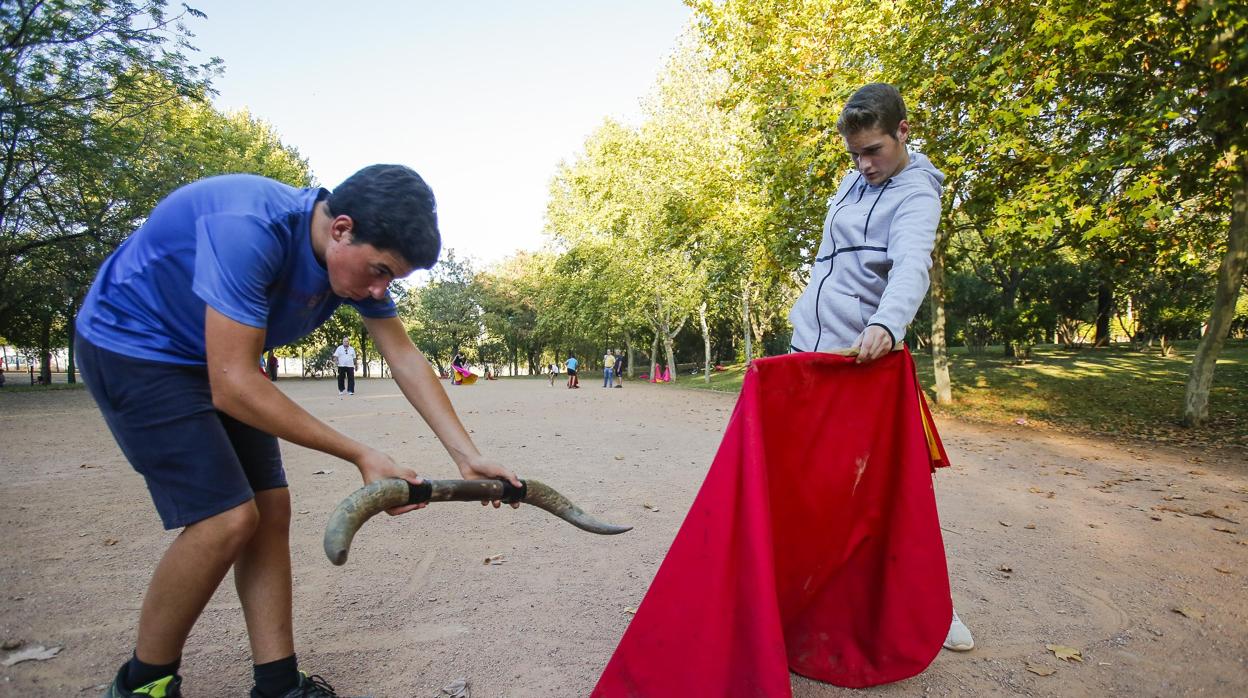 Dos alumnos de la Escuela Taurina en un entrenamiento