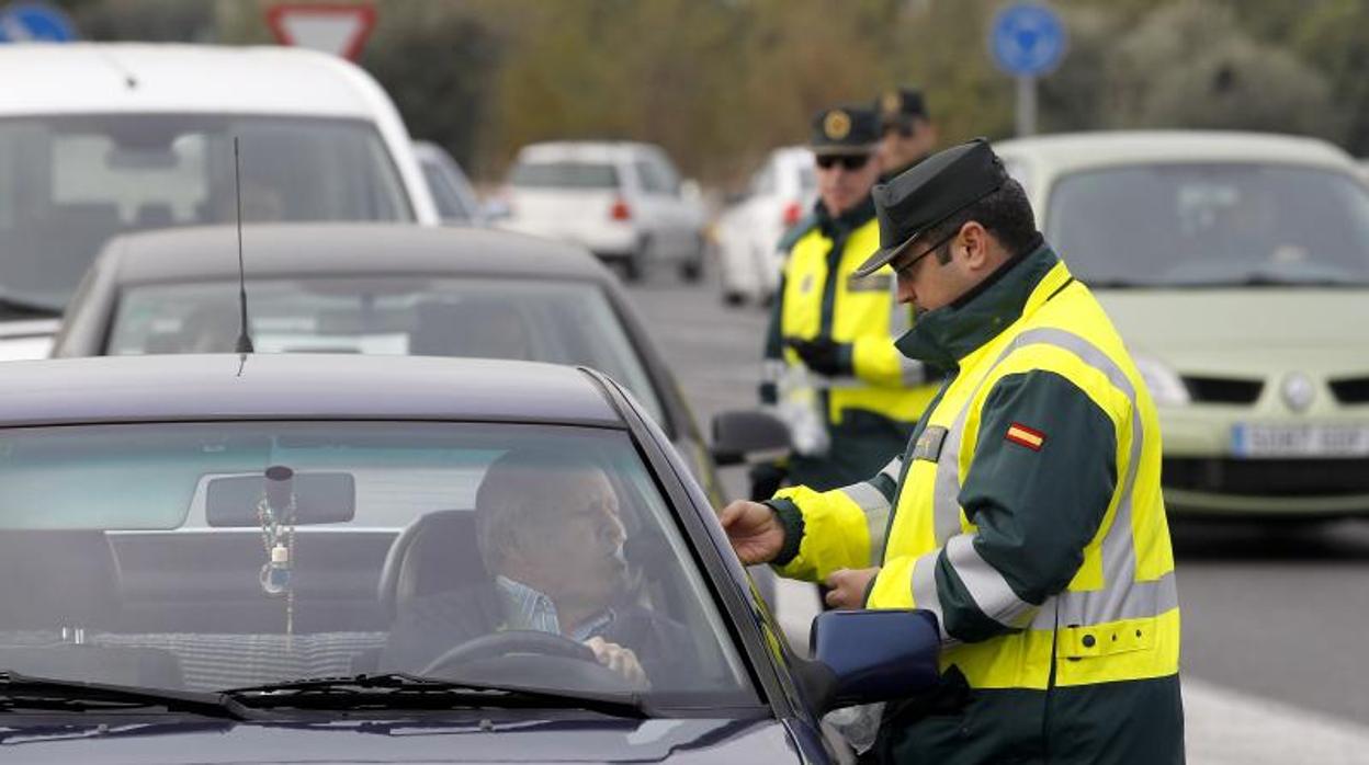 Control de alcoholemia de la Guardia Civil de Tráfico en la carretera del Aeropuerto de Córdoba