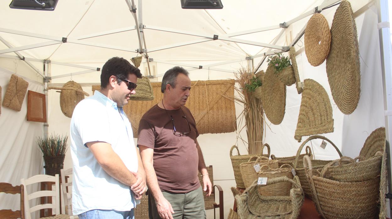 Un expositor con productos realizados en madera de olivo en la pasa muestra Ars Olea de Castro del Río