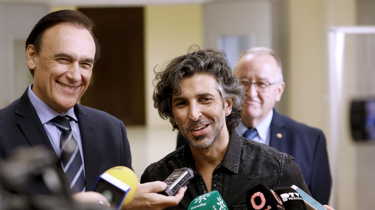 Arcángel, junto al rector de la Universidad de Córdoba, en su presentación como director de la Cátedra de Flamencología en octubre de 2018