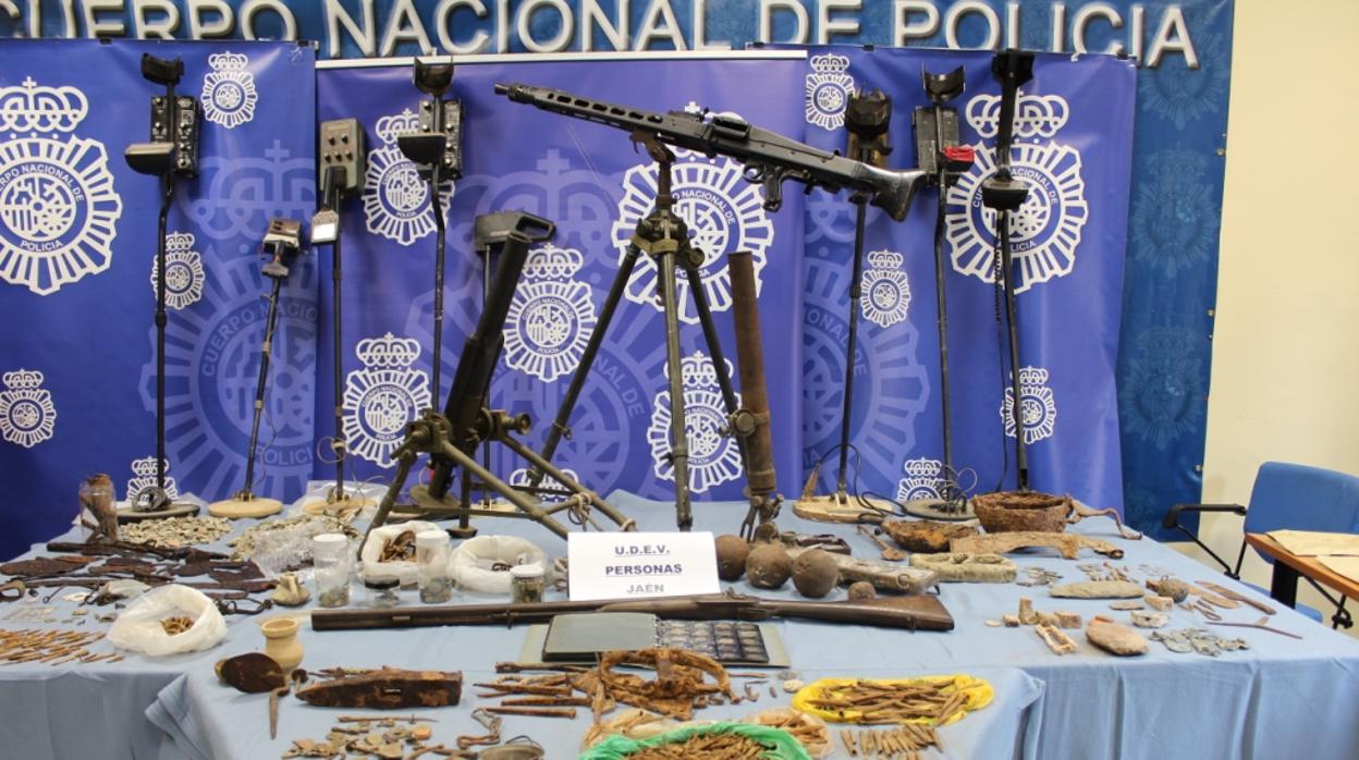 Piezas arqueológicas y armas incaautadas por la Policía Nacional