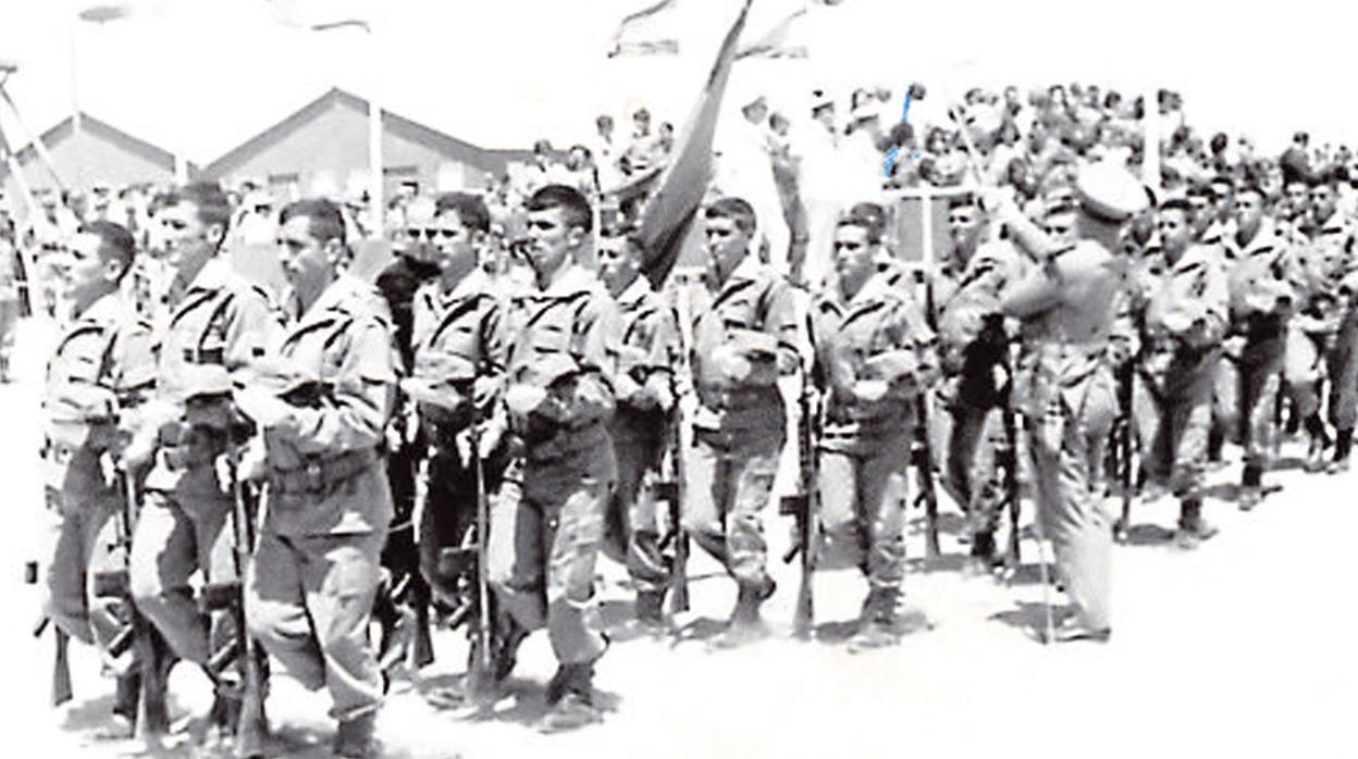 Jura de bandera de varios soldados en el Sáhara en los años 70