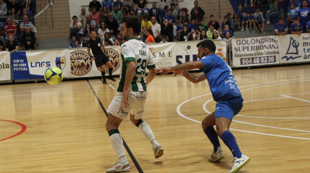 César protege el balón en Peñíscola