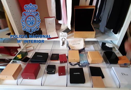 Algunos de los estuches de las joyas encontradas en el registro