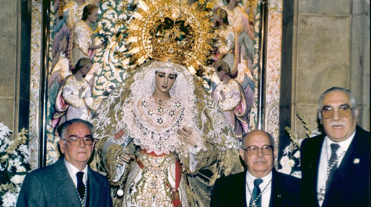 Juan Martínez Cerrillo, a la izquierda, el día de la bendición del camarín de la Virgen de la Paz de Córdoba
