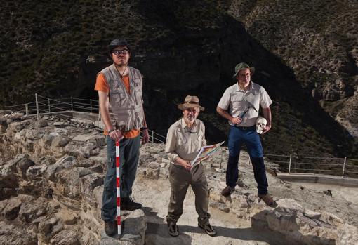 El maestro jubilado Jesús María, en el centro, junto a dos de sus antiguos alumnos, a los que enseñó el amor por su tierra, en el yacimiento de Castellón Alto de Galera.