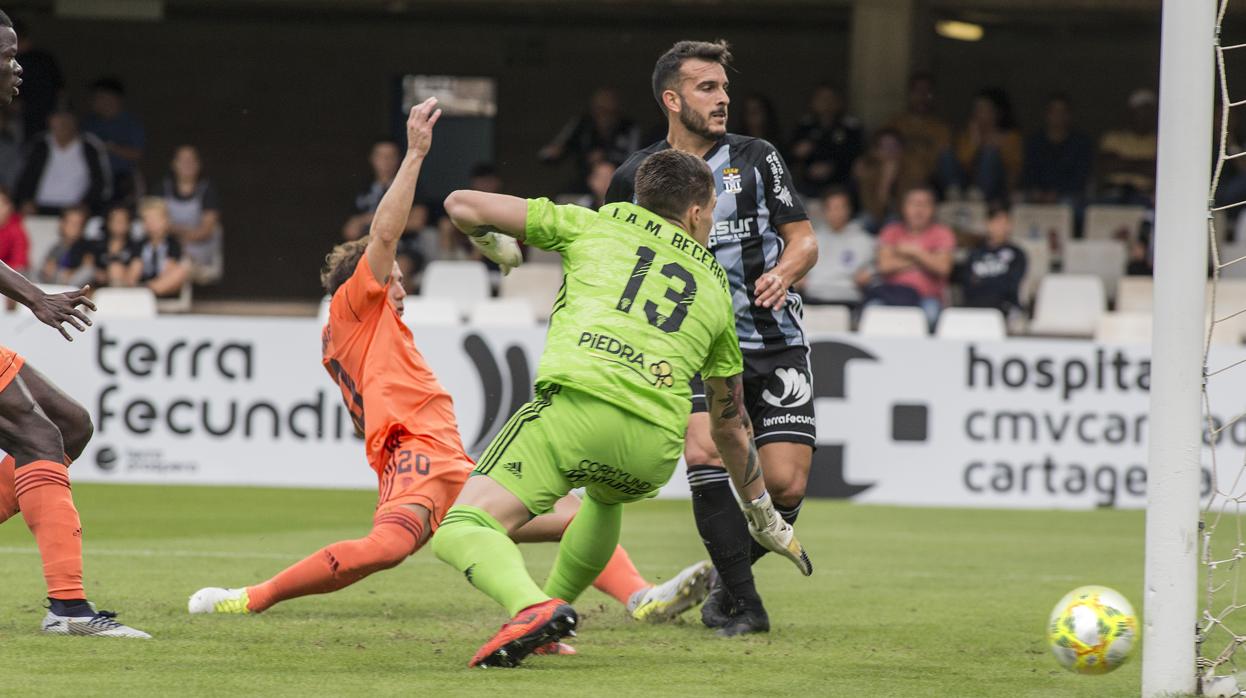 Elady marca el 1-0 del Cartagena ante Becerra y Cámara en el último partido fuera