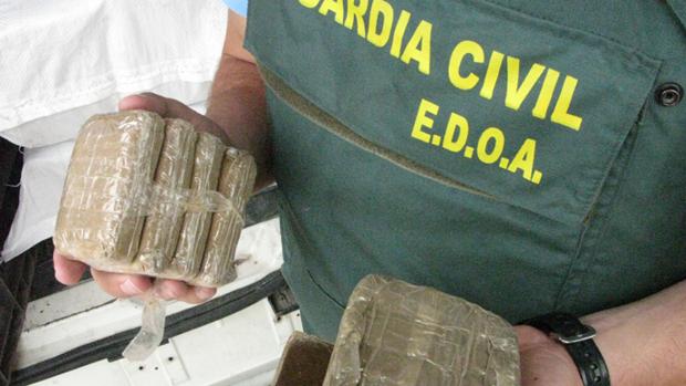 Rebajan siete años la pena por narcotráfico del teniente de antidroga de Málaga