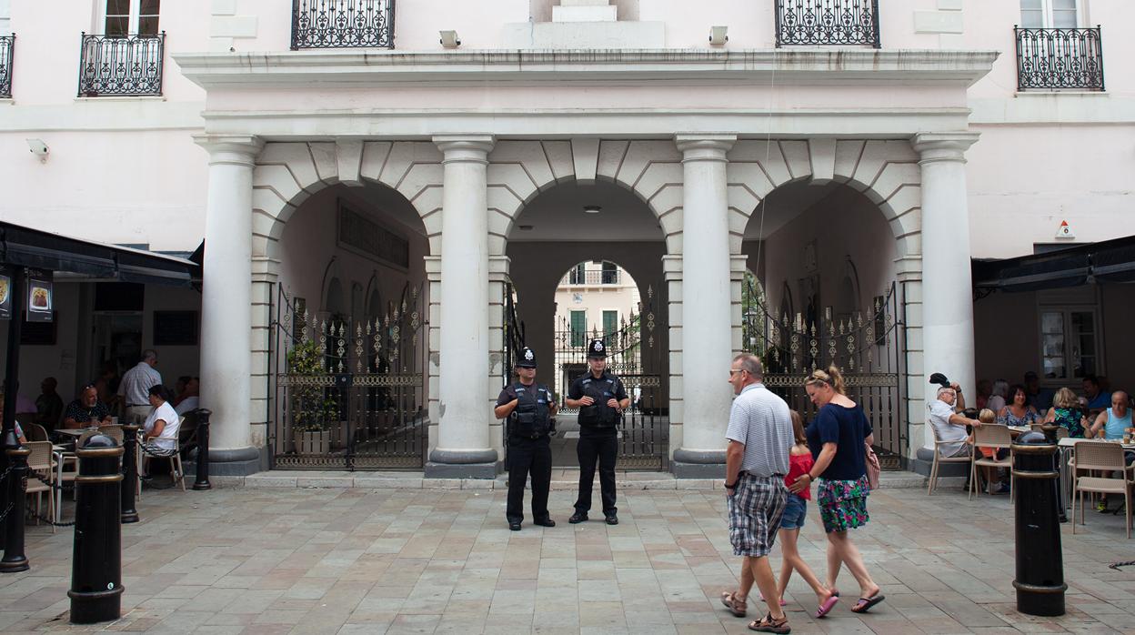 Dos agentes de la Policía de Gibraltar, en una imagen de archivo