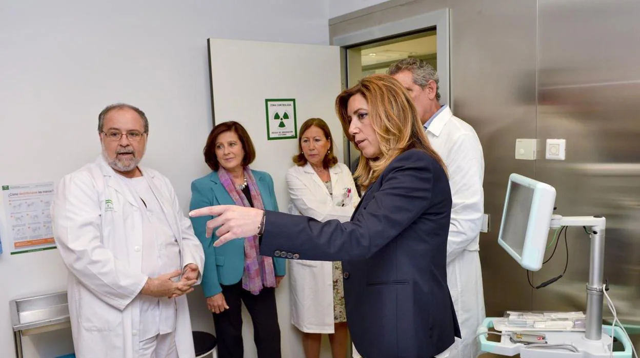 Susana Díaz visitando unas instalaciones sanitarias en una imagen de archivo