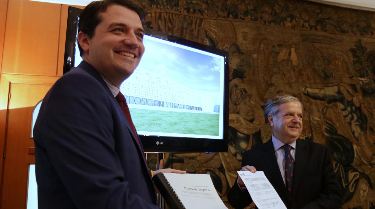 El alcalde y el edil de Urbanismo presentando el proyecto para retomar las obras del Centro de Ferias de Córdoba
