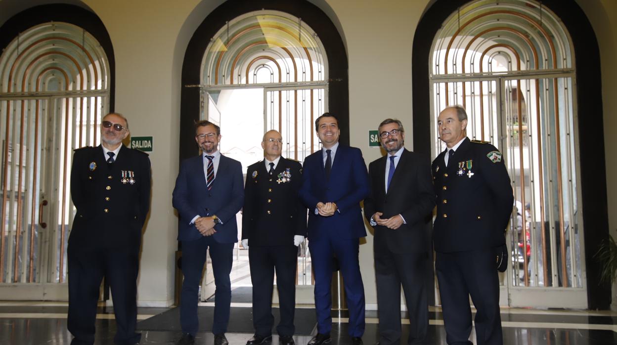 José María Bellido, en el centro, junto a David Dorado, Miguel Ángel Torrico y mandos policiales
