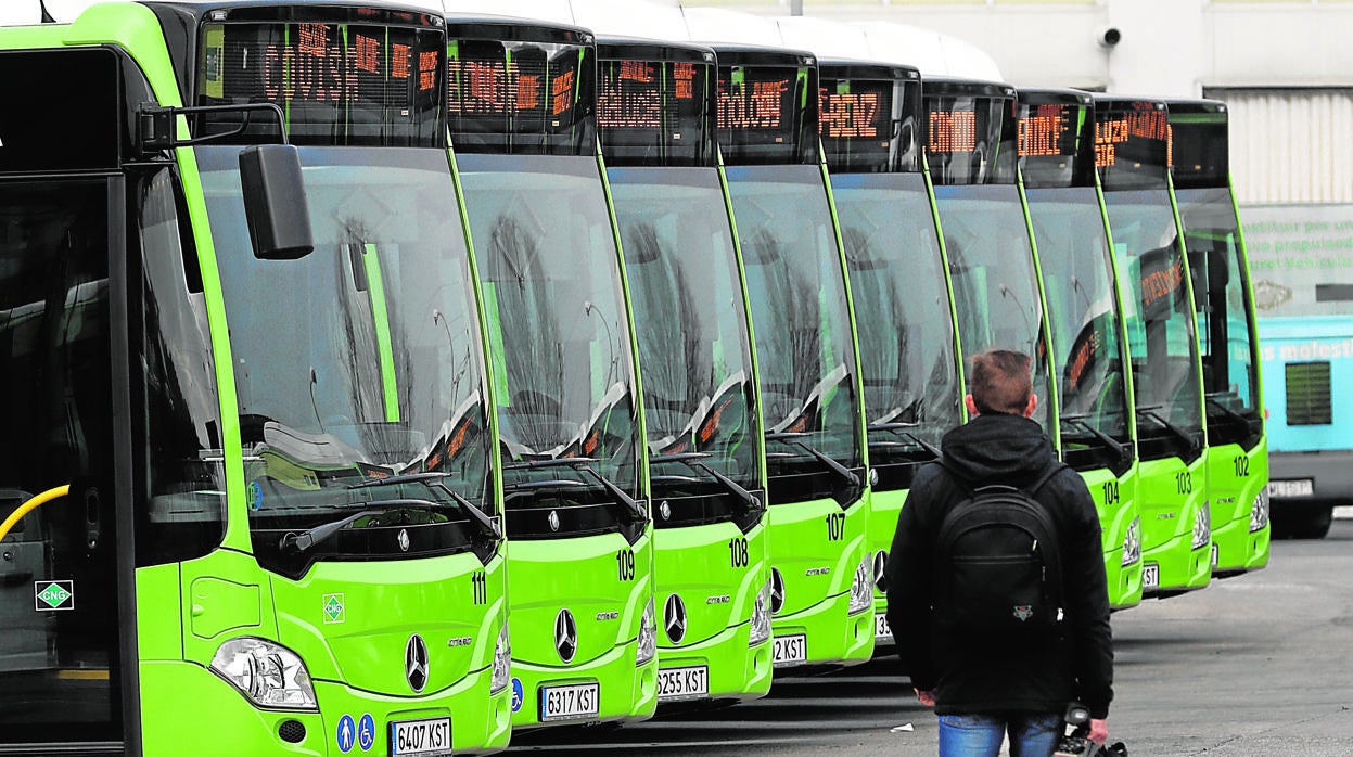 Autobuses en las cocheras de Aucorsa