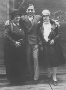 Ismael de la Serna, con su madre y su hermana, en París, en 1928.