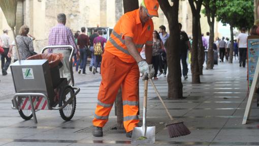 Un trabajador de Sadeco barre en el entorno de la Mezquita-Catedral