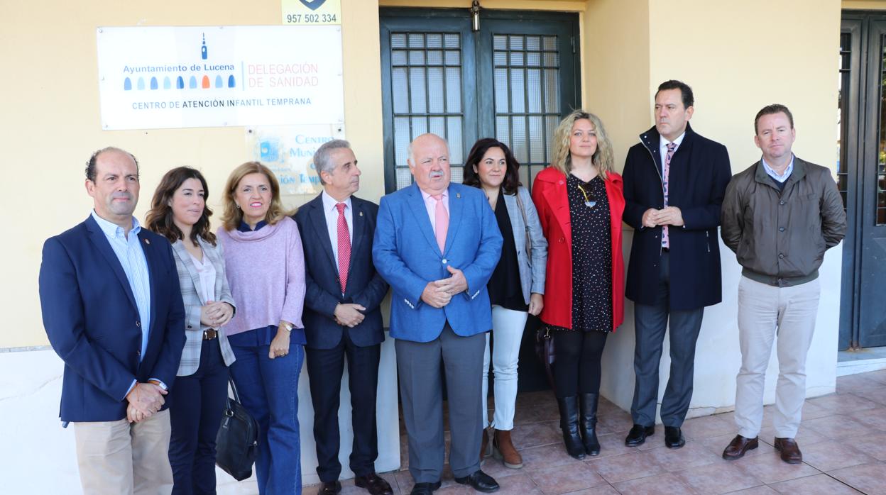 El consejero de Salud, Jesús Aguirre (centro), en su visita al centro de salud de Lucena