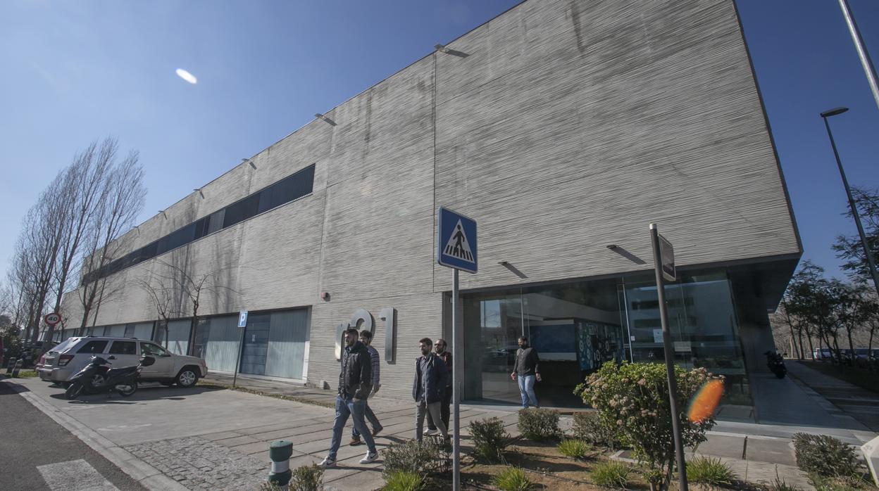 Varias personas salen de uno de los edificios de Rabanales 21