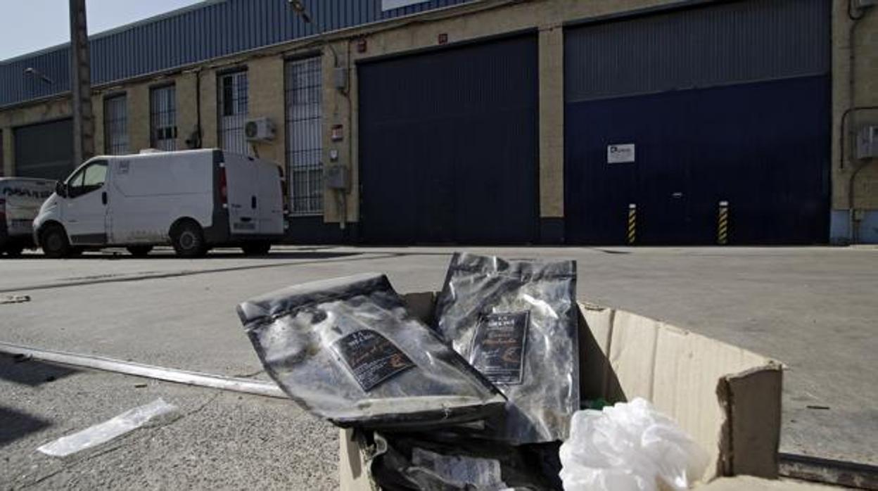 Envases de carne mechada frente a la fábrica de Magrudis