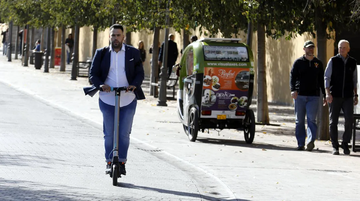 Un patinete eléctrico y un triciclo, este fin de semana en el Centro de Córdoba