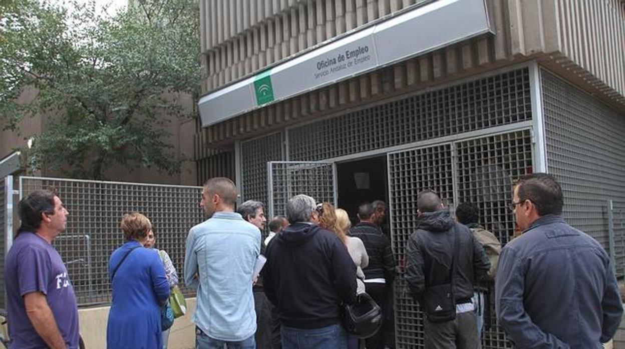 Desempleados ante una oficina del SAE