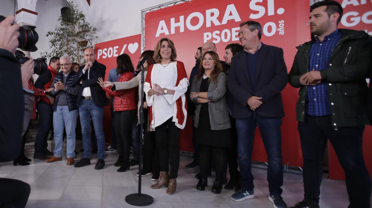 Susan Díaz se dirige a los medios de comunicación en la sede socialista de San Vicente tras conocer los resultados electorales