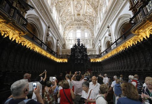 Visitantes en el coro de la Mezquita-Catedral de Córdoba